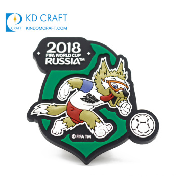 Insignia de goma de pvc personalizada al por mayor en relieve 3d pin de solapa de la copa mundial de fútbol de rusia para la venta